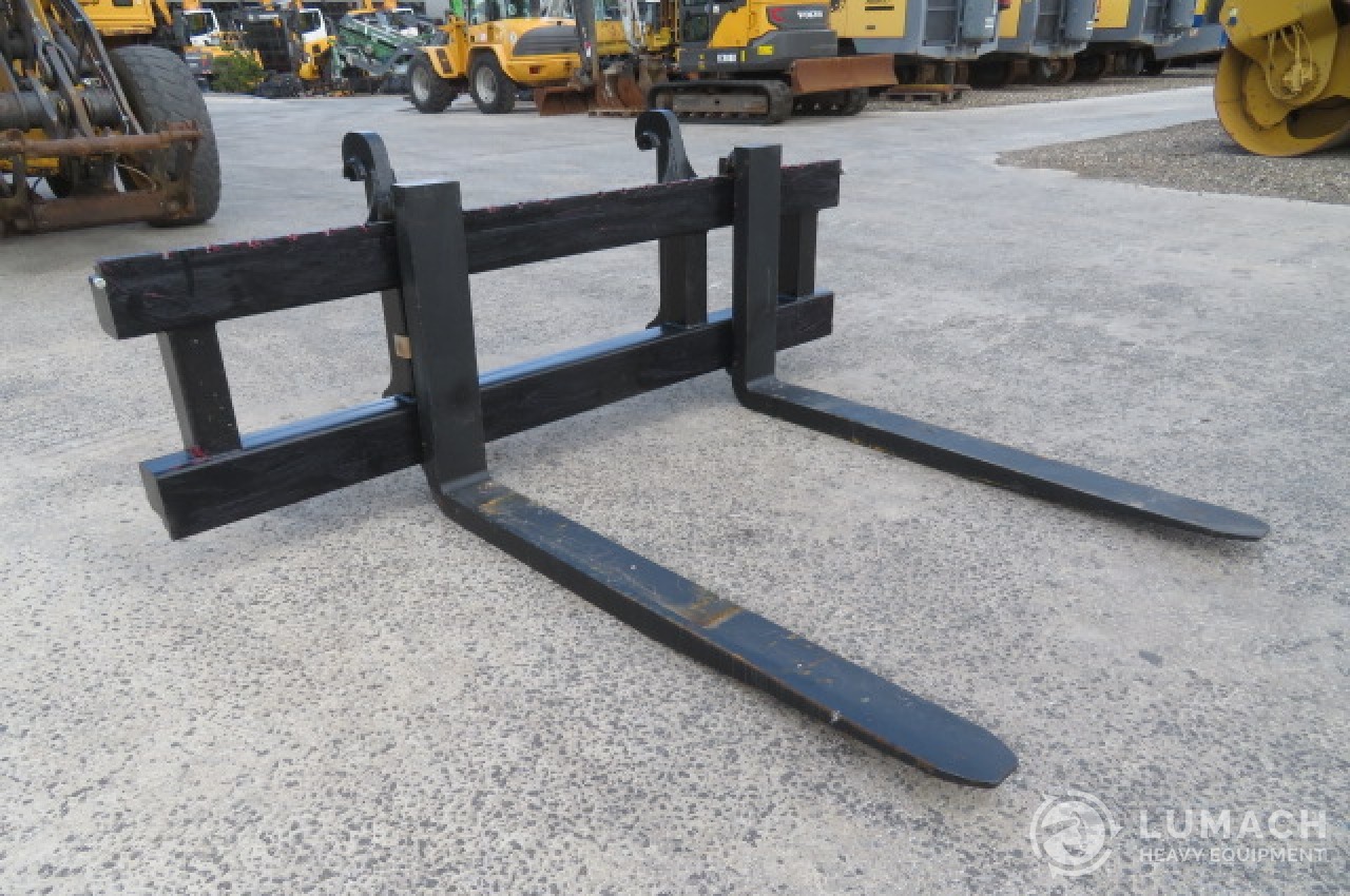 Pallet forks 11000kg Volvo L70-L120 Frame 240cm Forks 160cm | Lumach